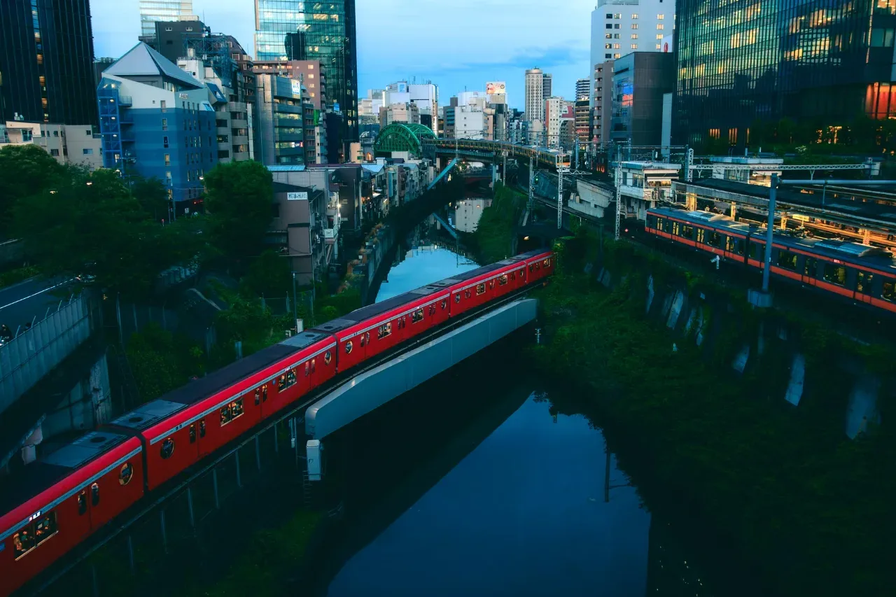 Pontualidade dos Trens Japoneses: Por que Pedem Desculpas por Atrasos de 20 Segundos?